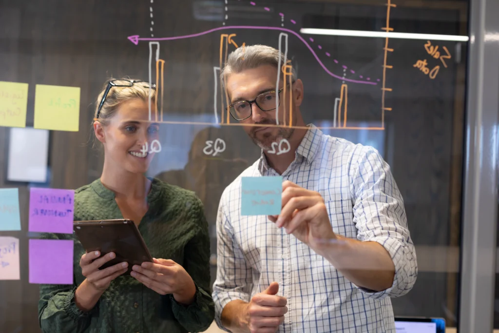 Kollegen besprechen Betriebsoptimierung