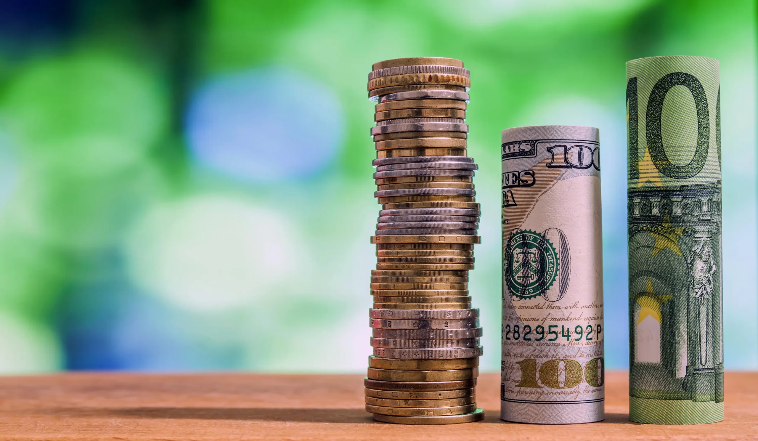 Preis Leistung Aufgestapelte Geldscheine und Münzen