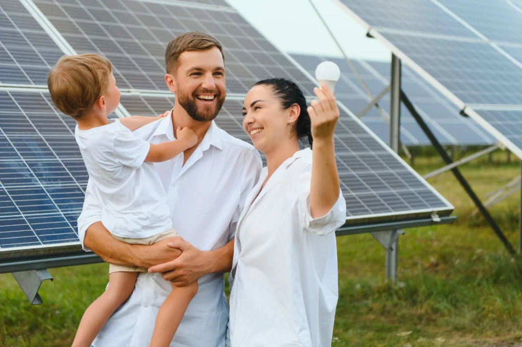 Familie vor Solarpanels